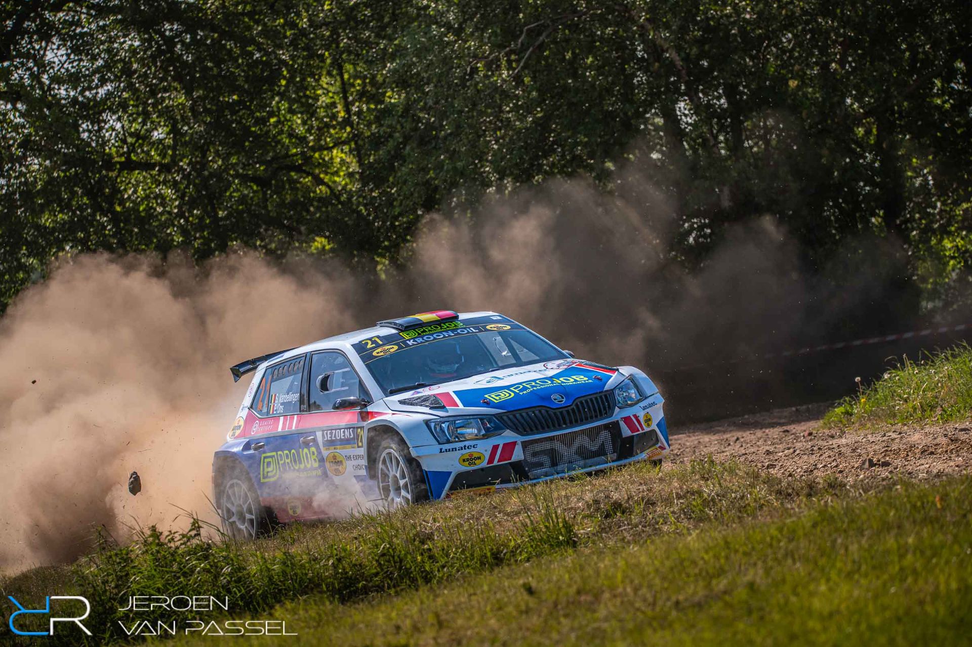 Rallywagen tijdens een race